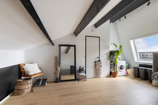 Foto - Verkocht onder voorbehoud: Instapklare tussenwoning op een rustige, autoluwe locatie!